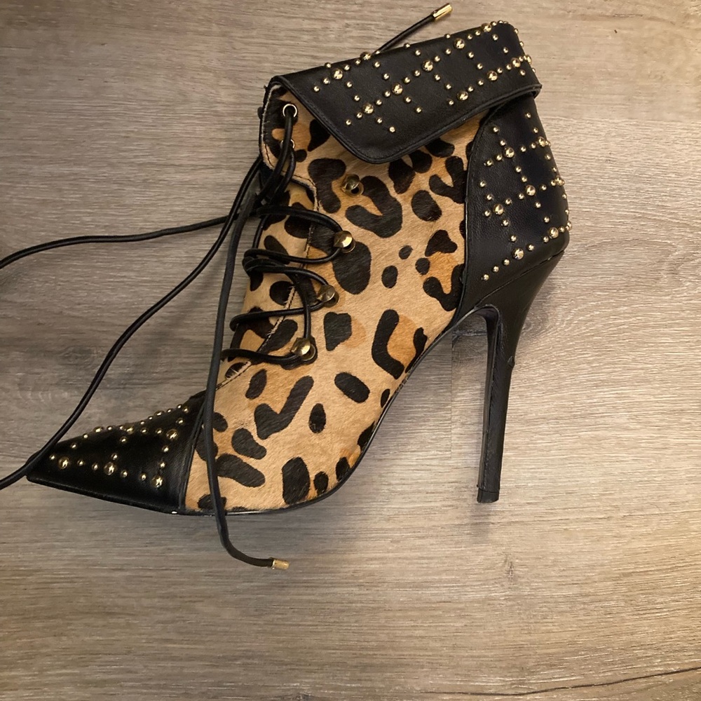 Size 9.5 , 4.5’-Women’s leopard skin and black leather, accented bootie.